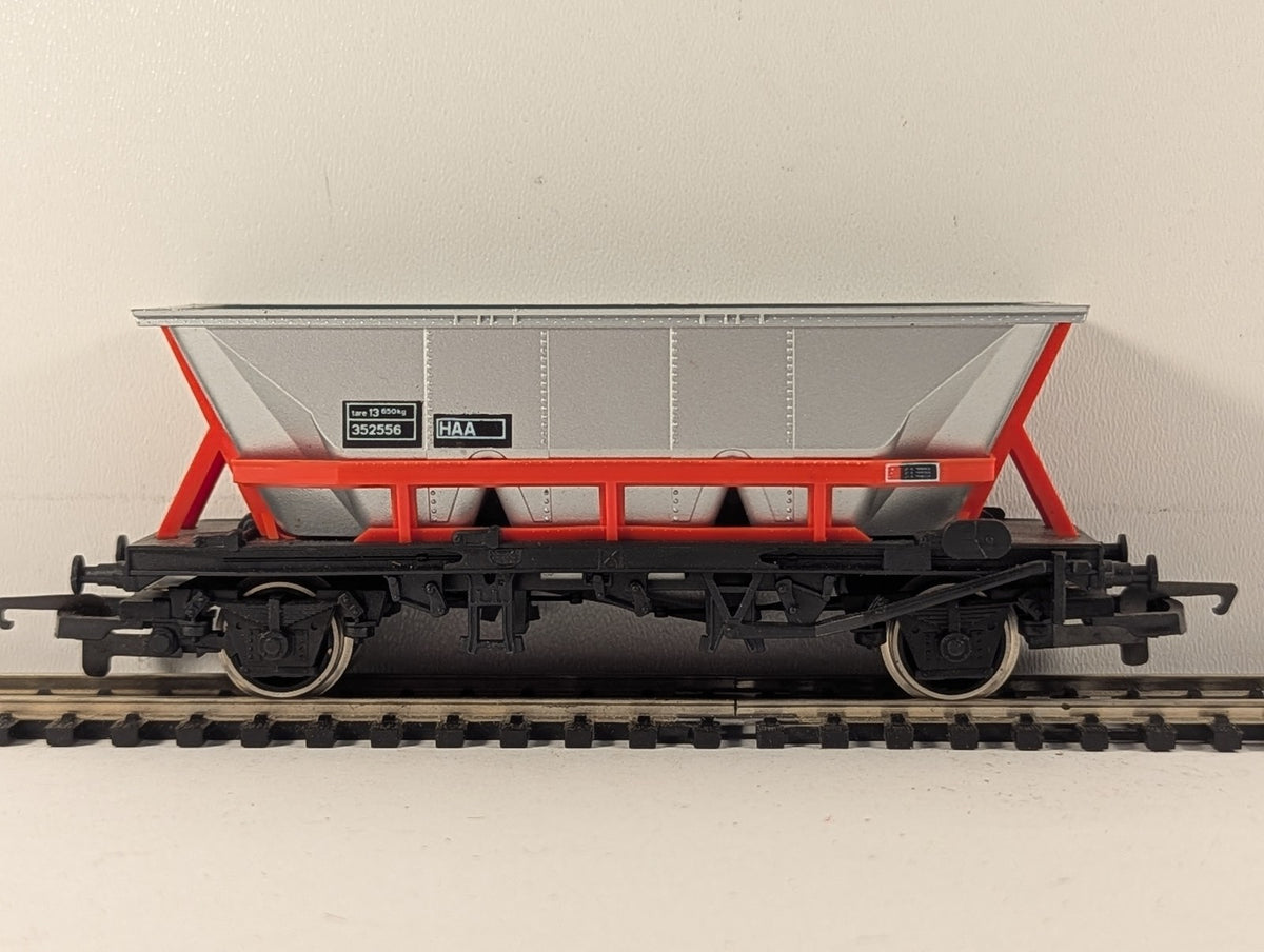 Hornby OO Gauge BR HAA MGR Hopper Wagon Goods Wagon 352556 BR Silver and Red