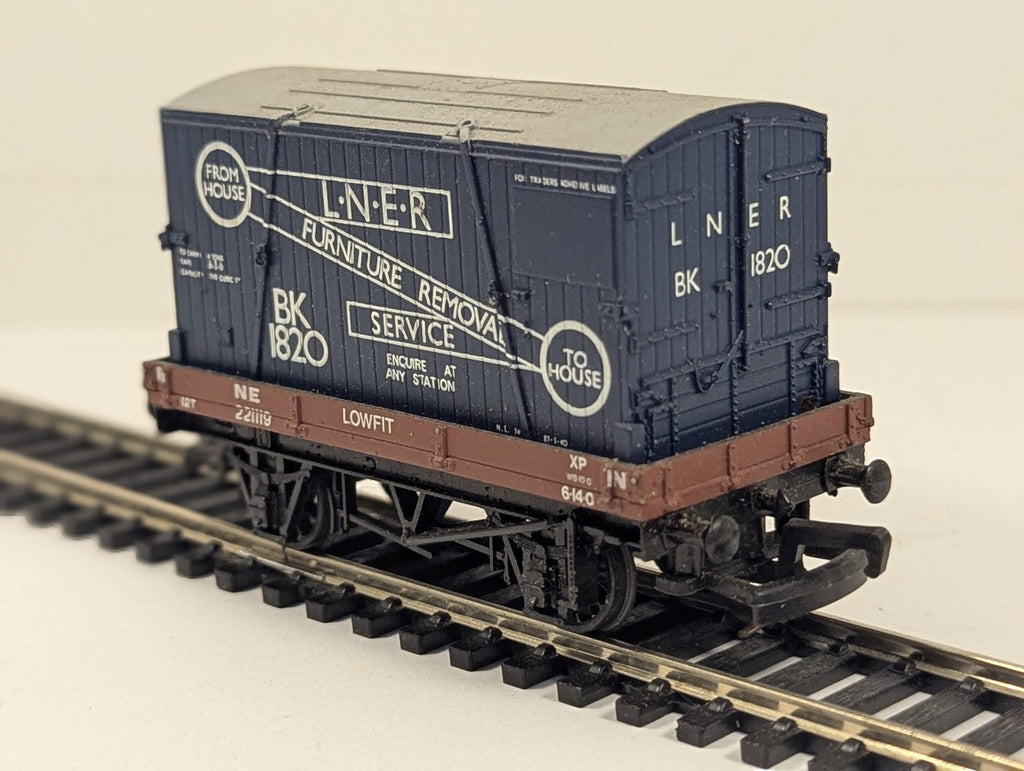 Mainline OO Gauge LNER Lowfit Wagon with LNER Furniture Removal Container
