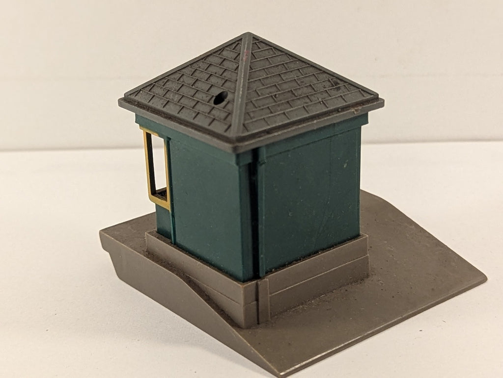 Tri-ang OO Gauge Gatekeeper's Hut Building Green and Yellow R72