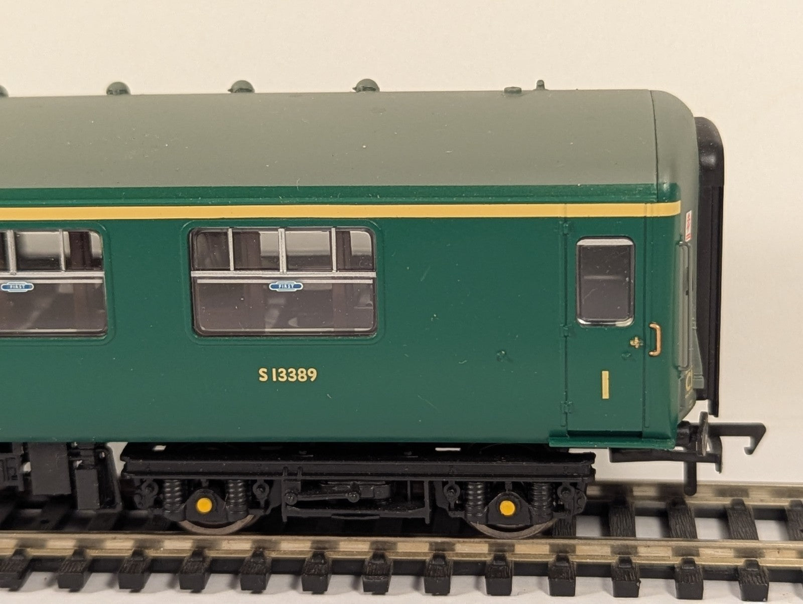 Bachmann 39-333 OO Gauge BR Mk2 FK Corridor First Class Coach BR(S) Green