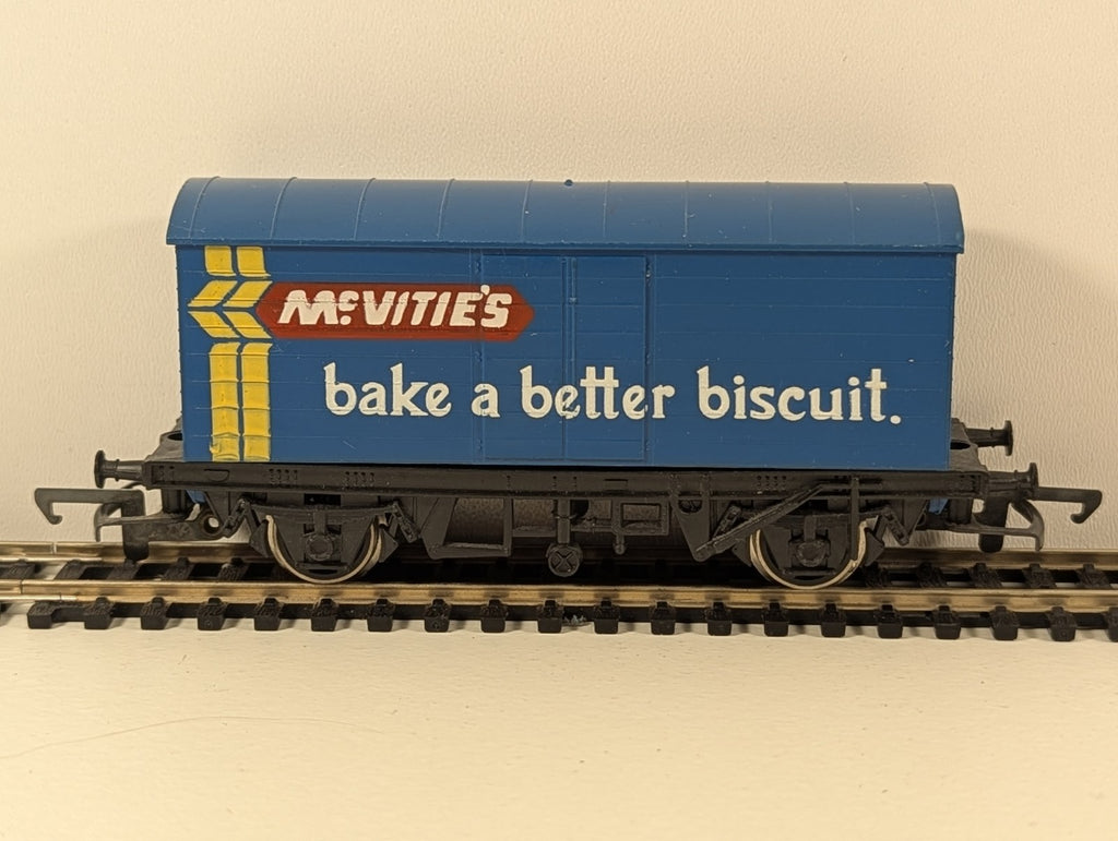 Hornby R727 OO Gauge McVitie’s Biscuits Closed Van
