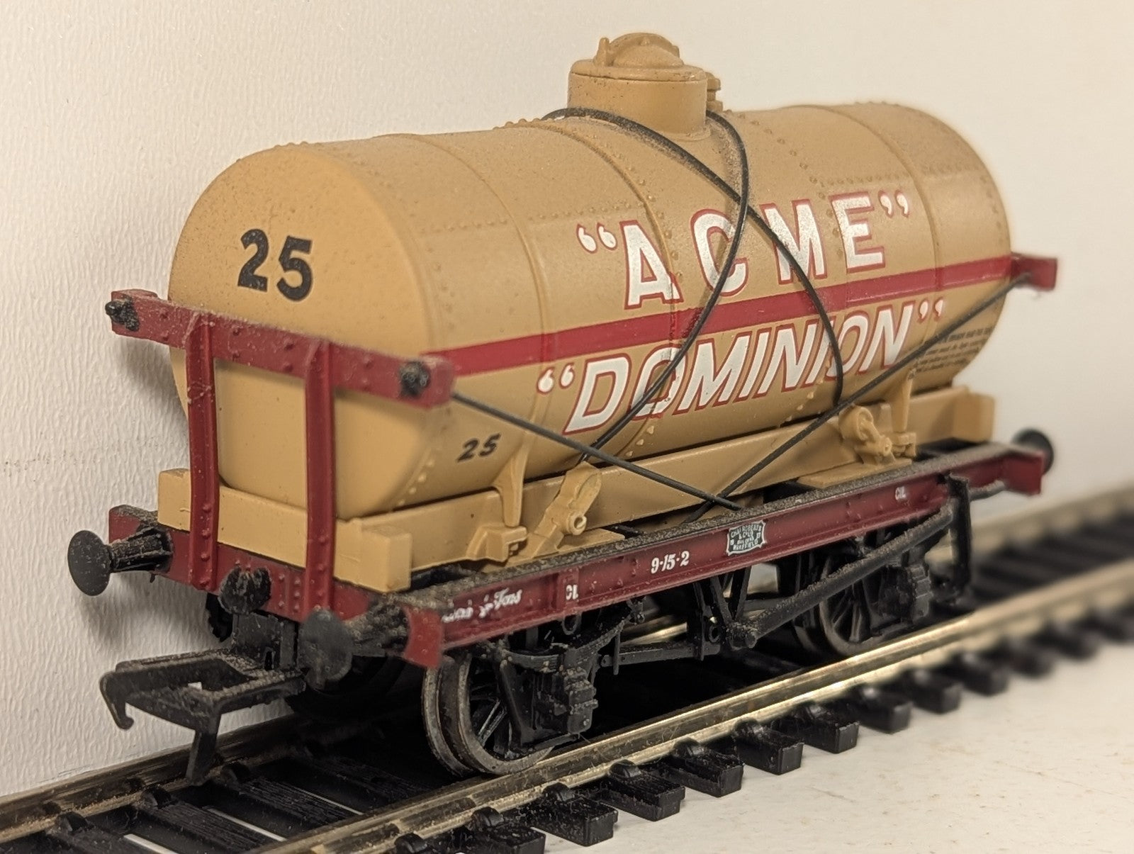 Bachmann OO Gauge 14 Ton Tank Wagon 'Acme Dominion' 25 37-079