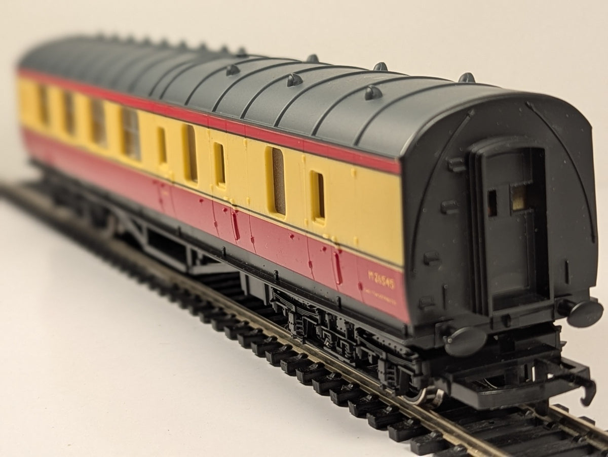 Hornby R438 OO Guage BR Brake Third Coach Blood & Custard - boxed