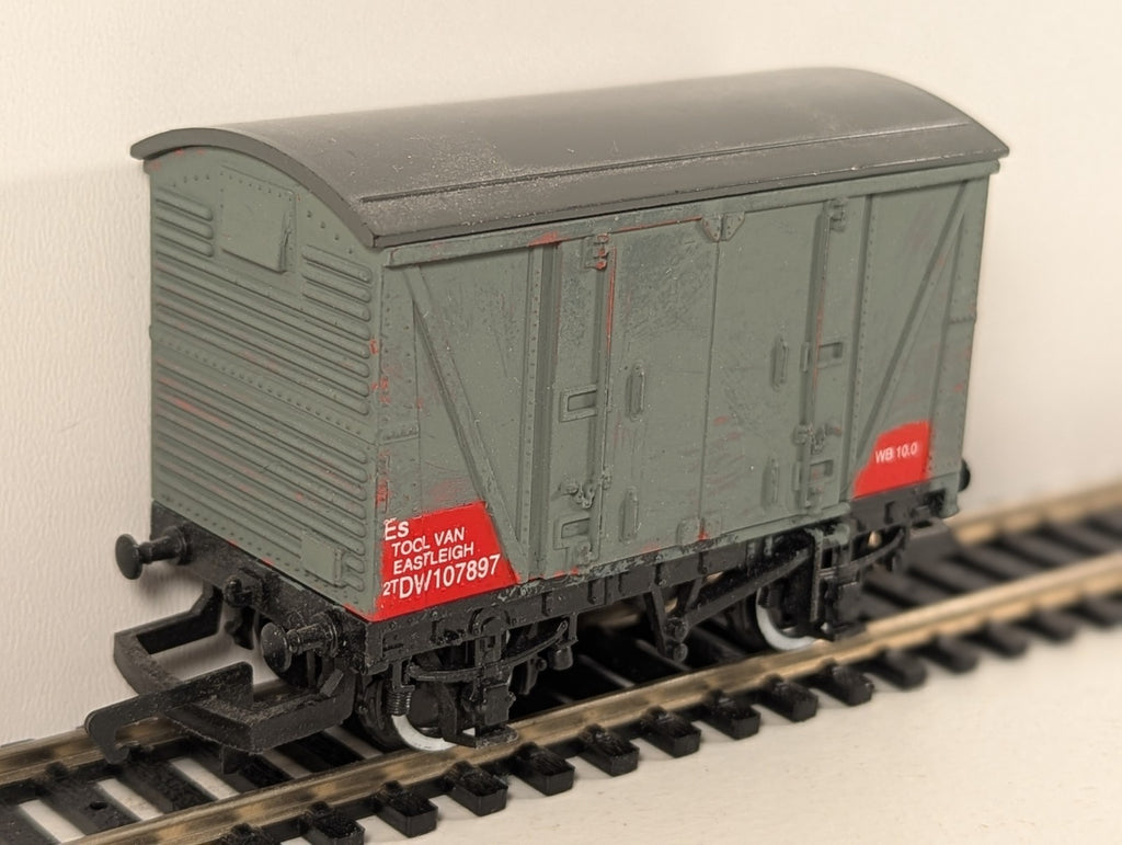 Hornby OO Gauge Eastleigh Tool Van No. DW107897 – Repainted
