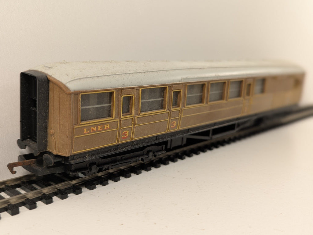 Hornby OO Gauge LNER Gresley Teak Brake Coach