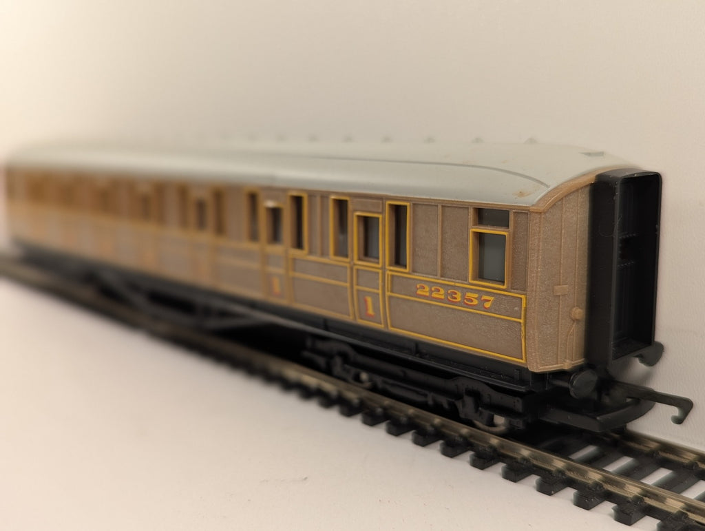Hornby OO Gauge LNER Gresley Composite Coach Passenger Coach 22357 LNER Teak