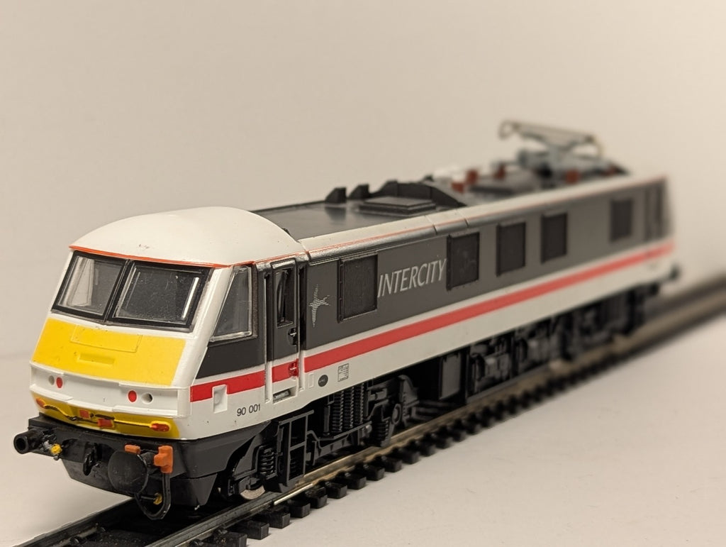 Hornby OO Gauge Class 90 Electric Locomotive 90 001 BR InterCity Swallow R825
