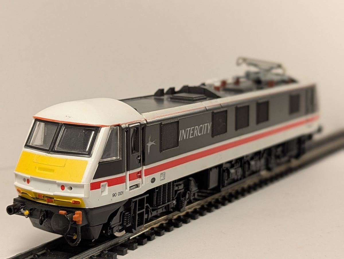 Hornby OO Gauge Class 90 Electric Locomotive 90 001 BR InterCity Swallow R825