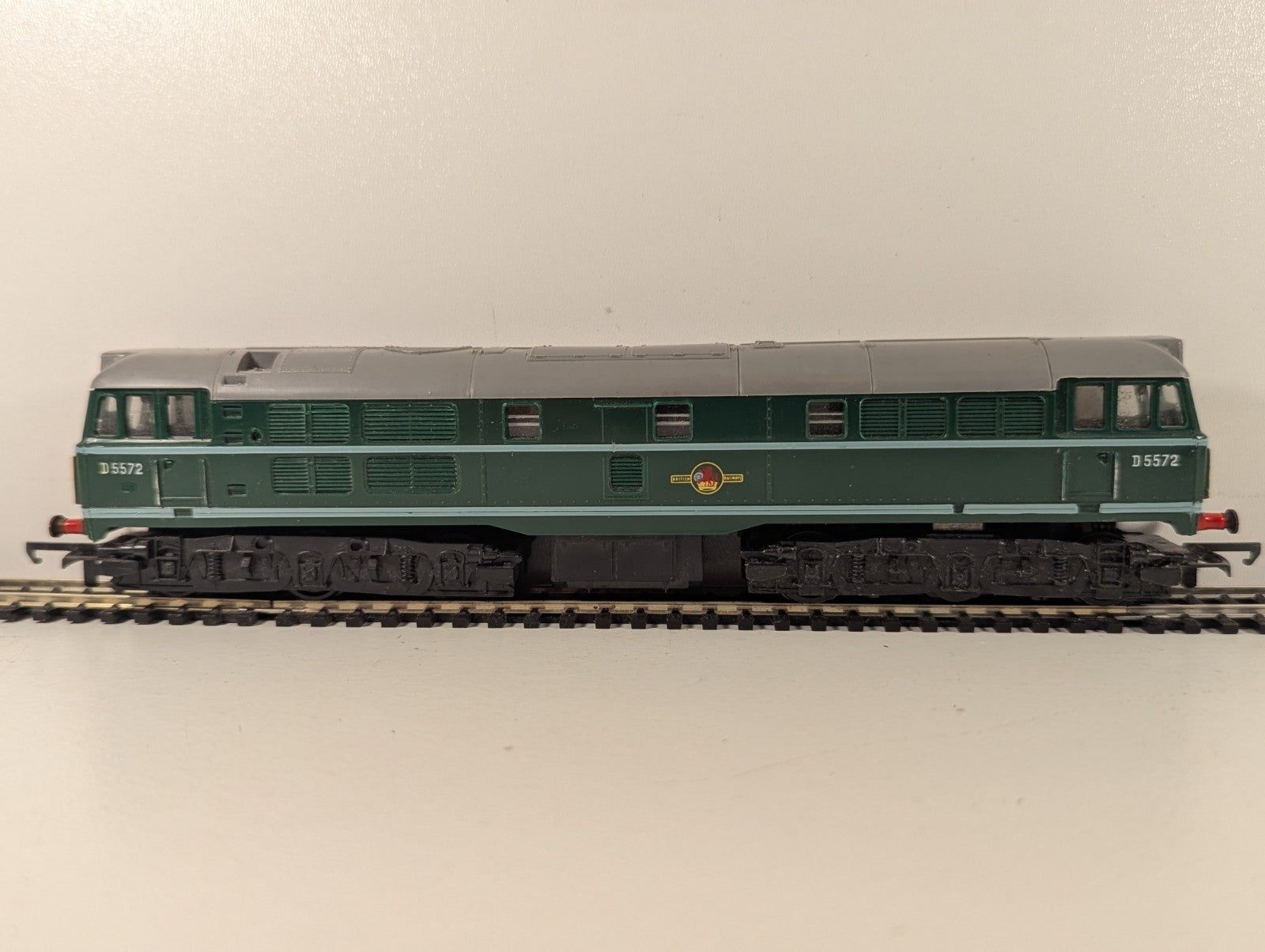 Tri-ang R.357  Class 31 Locomotive D5572 BR Green