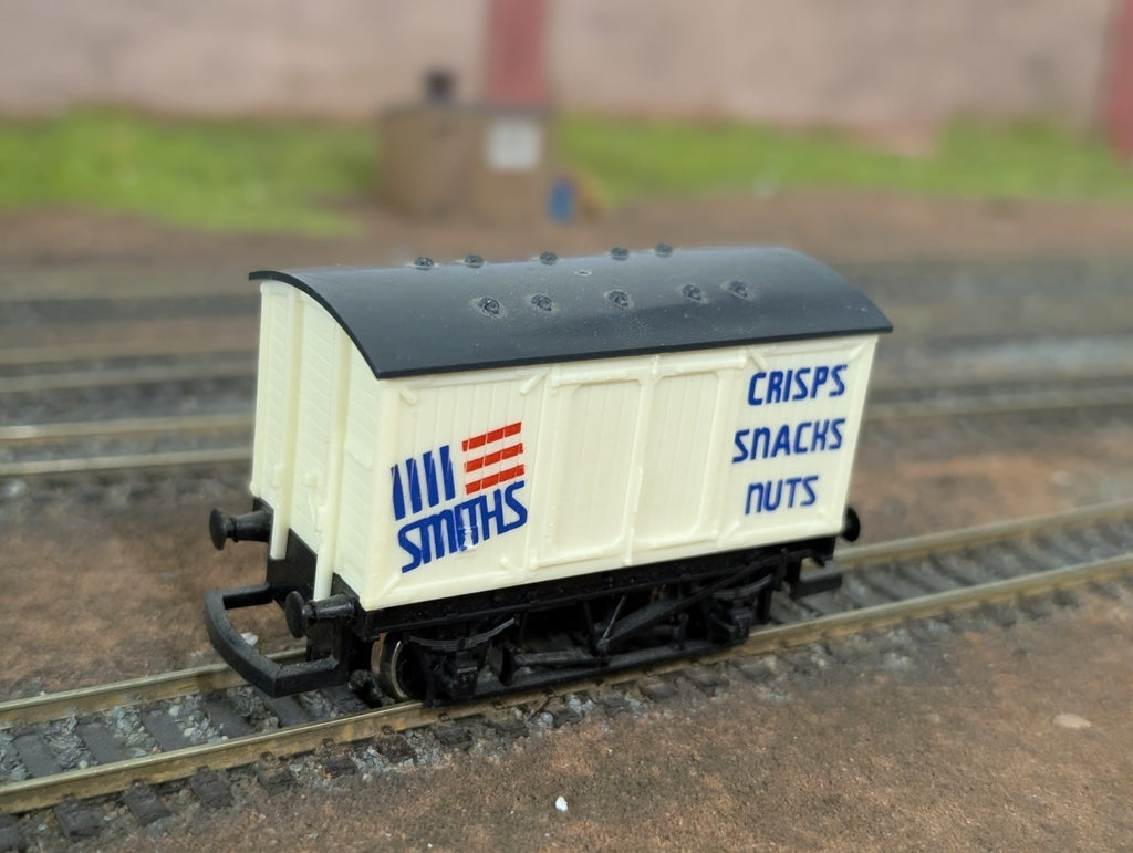 Hornby R135 R.135 Smiths Snacks Closed Van  OO Gauge