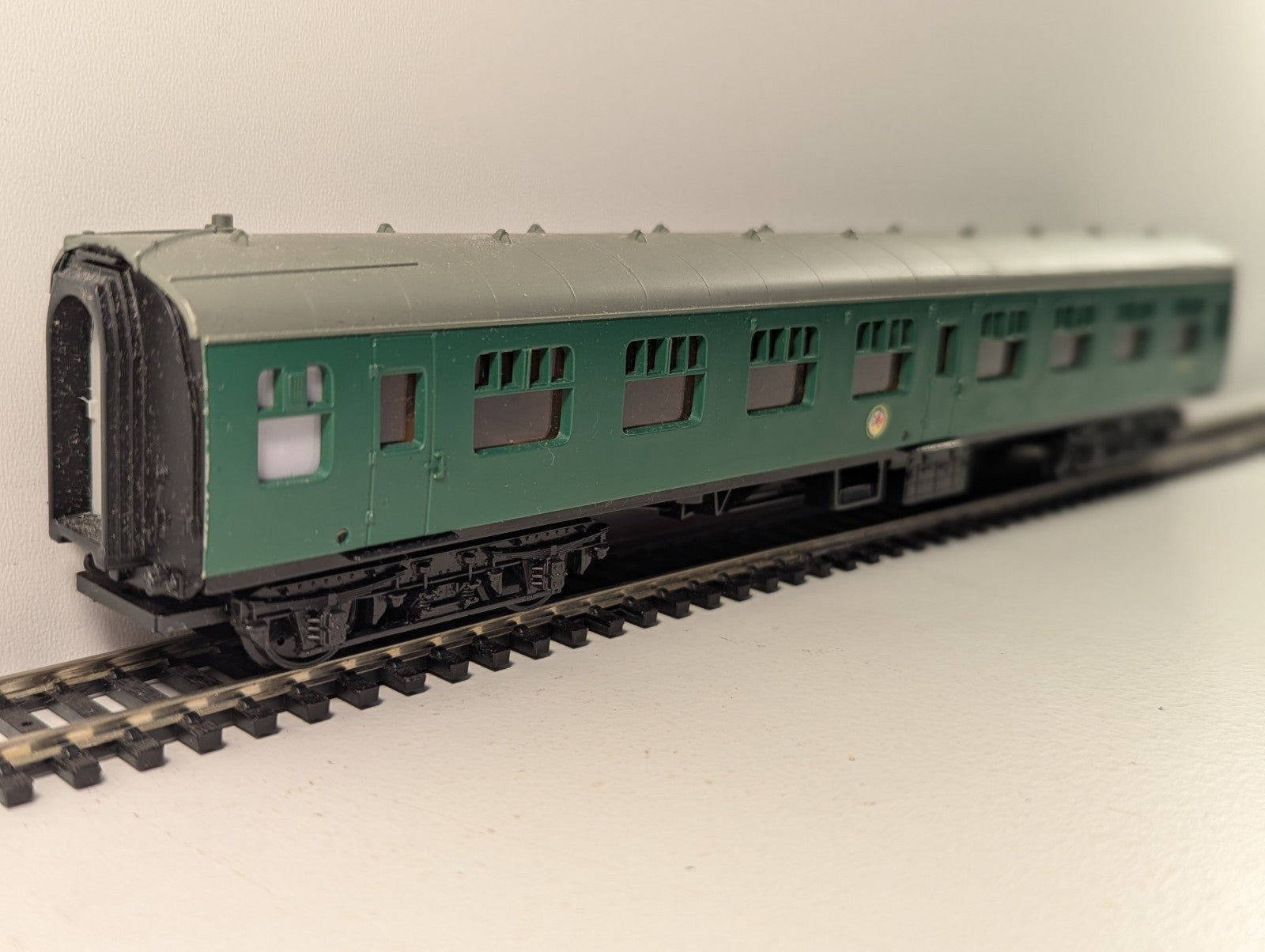 Mainline 37121 OO Gauge BR Mk1 Corridor 3rd class S25915 SK Green – Faults