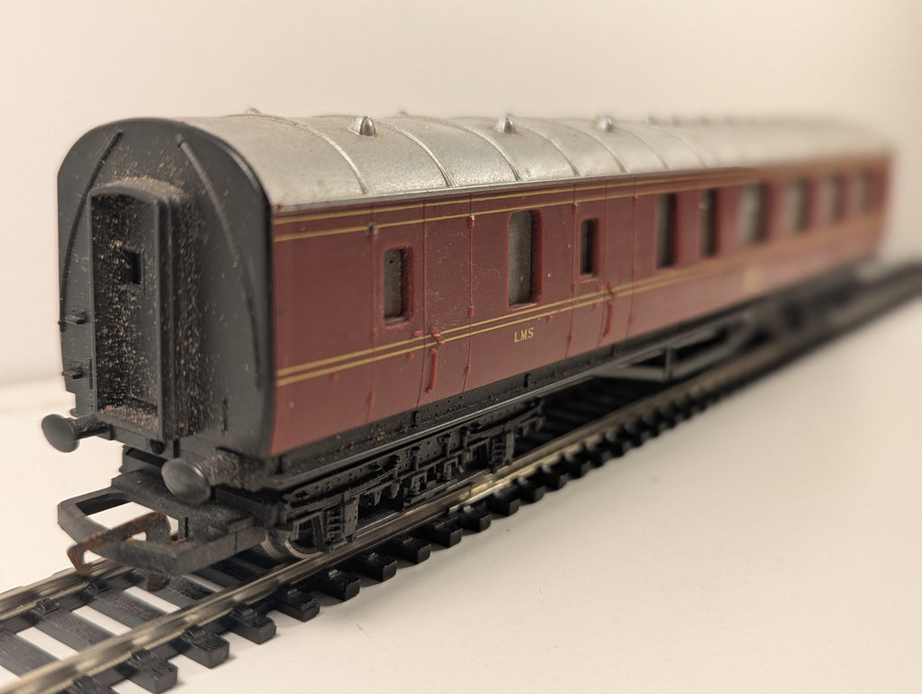 Hornby R.475 OO Gauge LMS Brake 3rd No. 5644 – Damaged