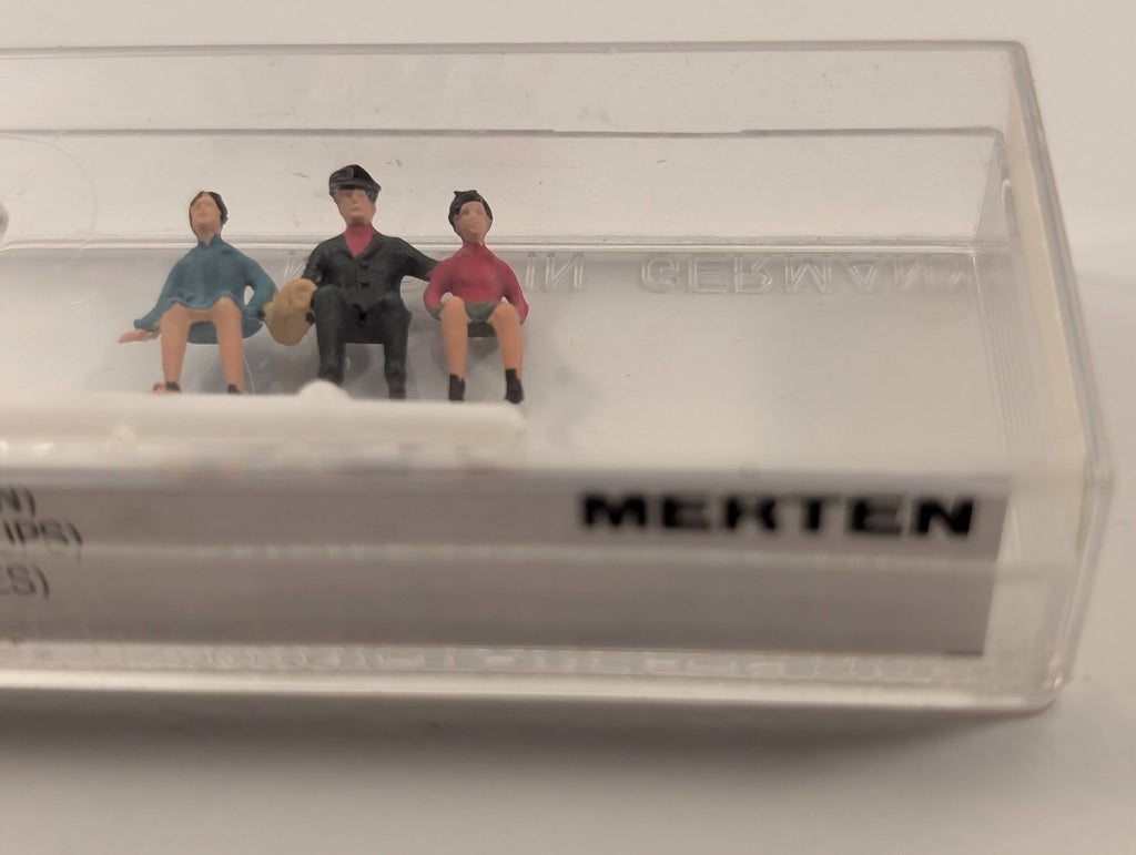 Merten HO Scale Figures – Group of Sitting Passengers (Set No.865)