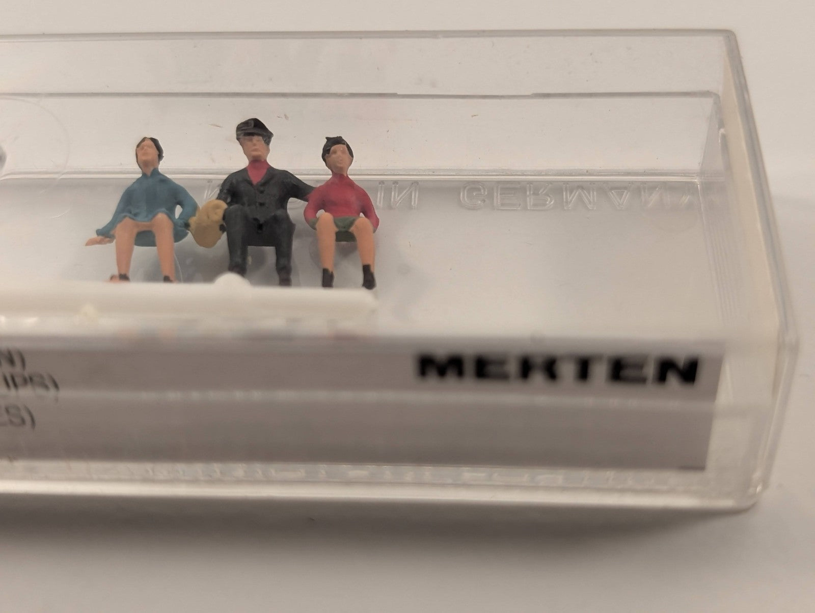 Merten HO Scale Figures – Group of Sitting Passengers (Set No.865)