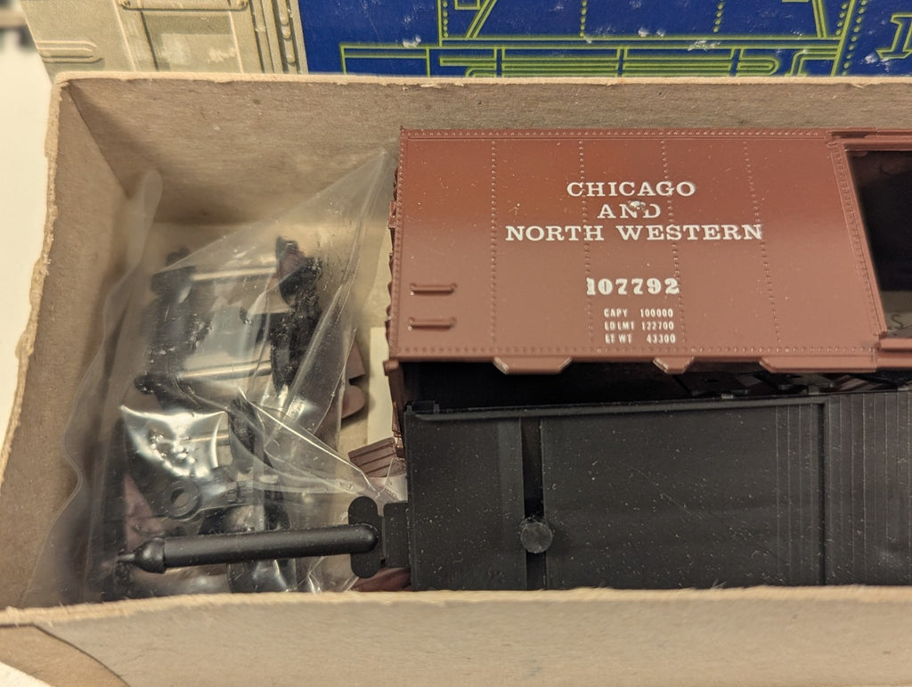 Roundhouse Products HO Gauge Chicago & North Western Box Car Kit boxed