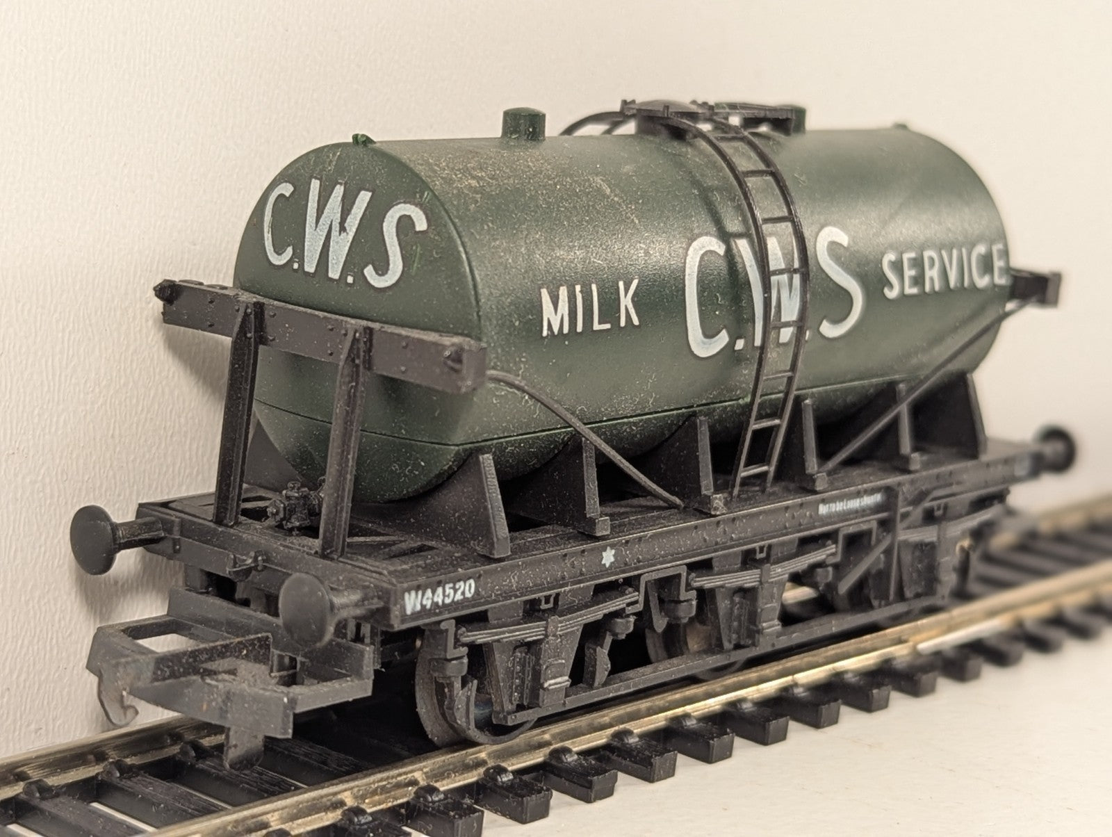 Lima OO Gauge 6-Wheel Milk Tank Wagon CWS Black