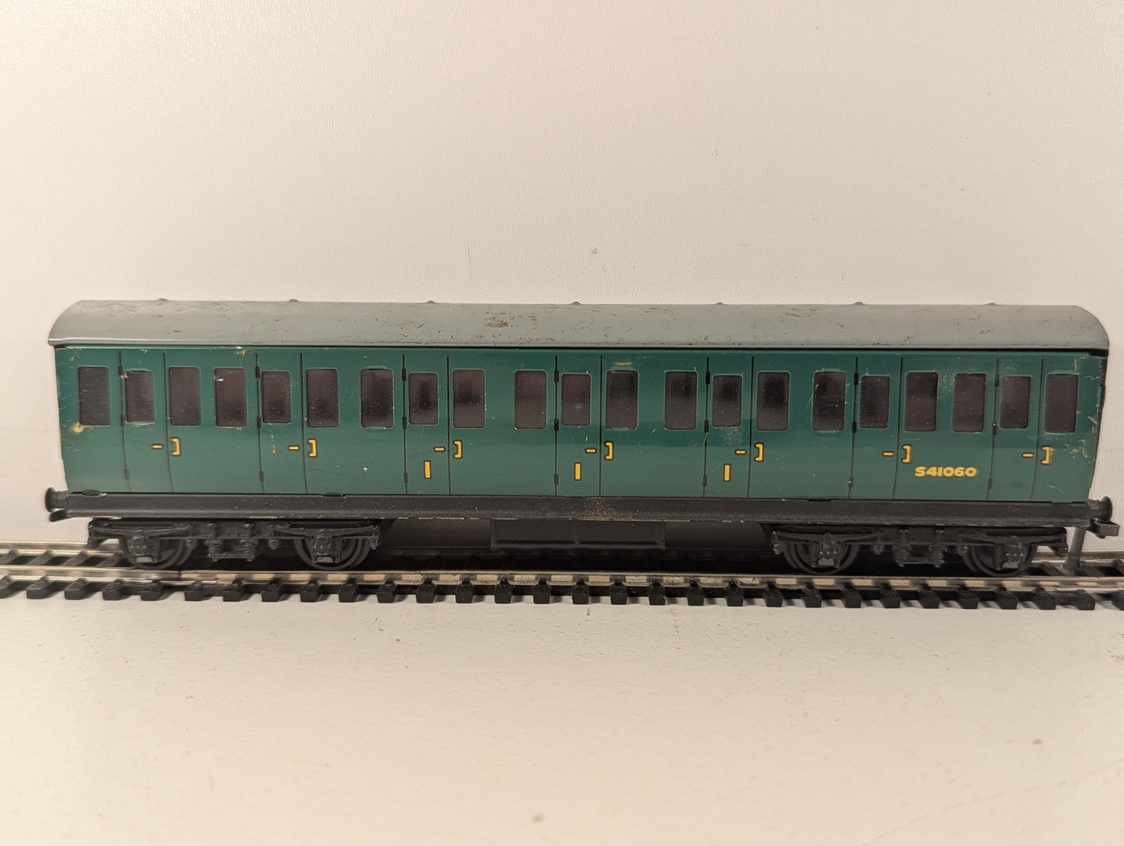 Hornby Dublo OO Gauge BR Southern Suburban Composite Coach Passenger