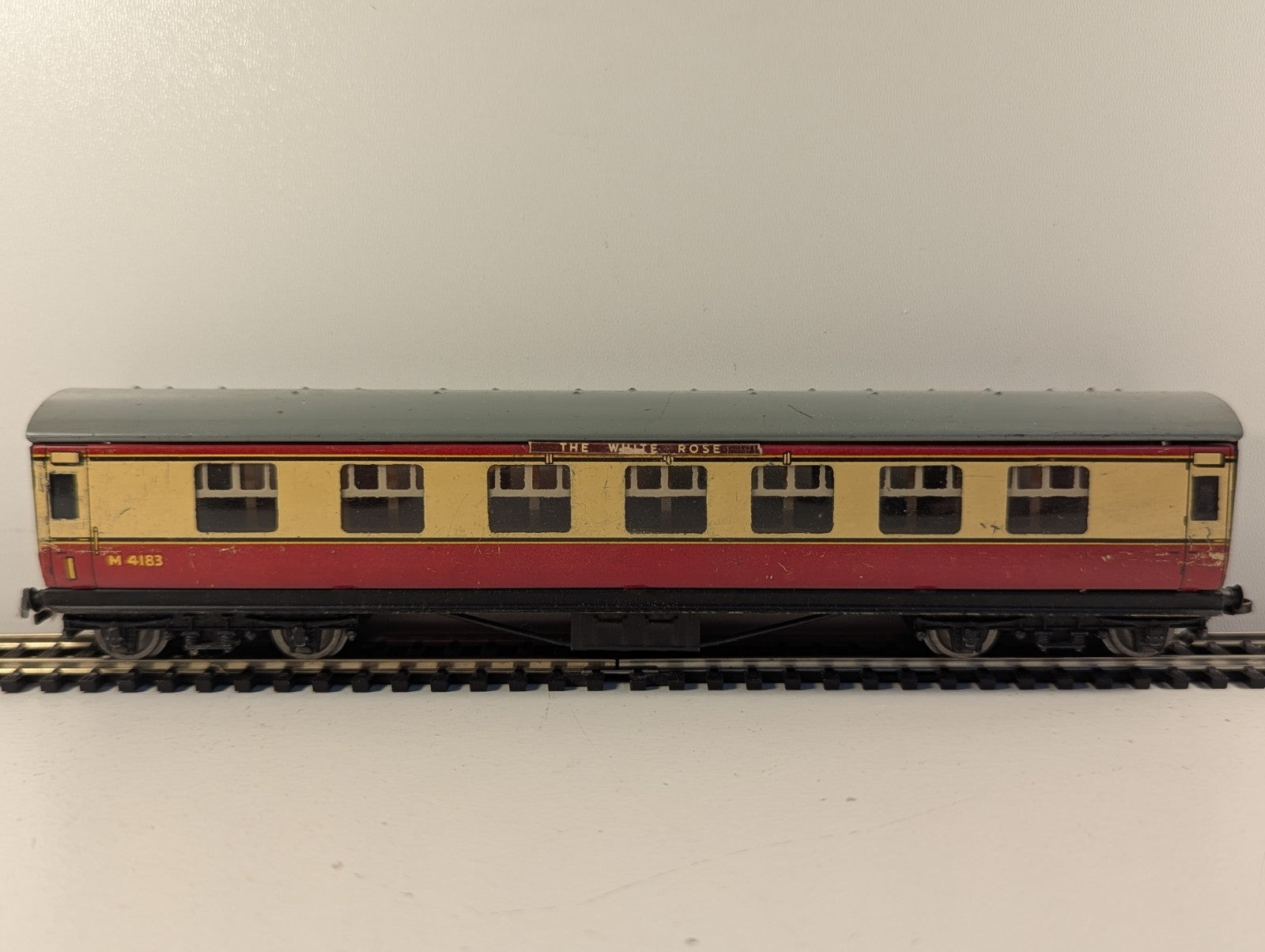 Hornby Dublo OO Gauge D12 First Class Corridor Coach "The White Rose"
