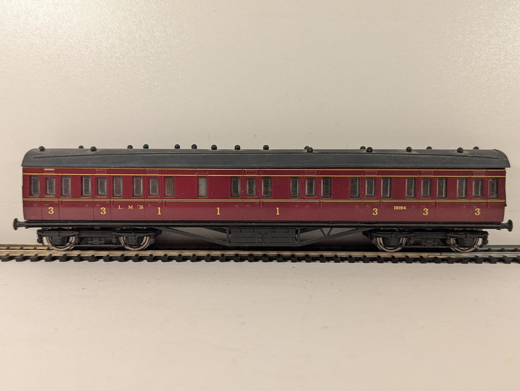 Dapol OO Gauge LMS Non-Corridor Composite Coach Passenger Coach 19194 LMS Maroon
