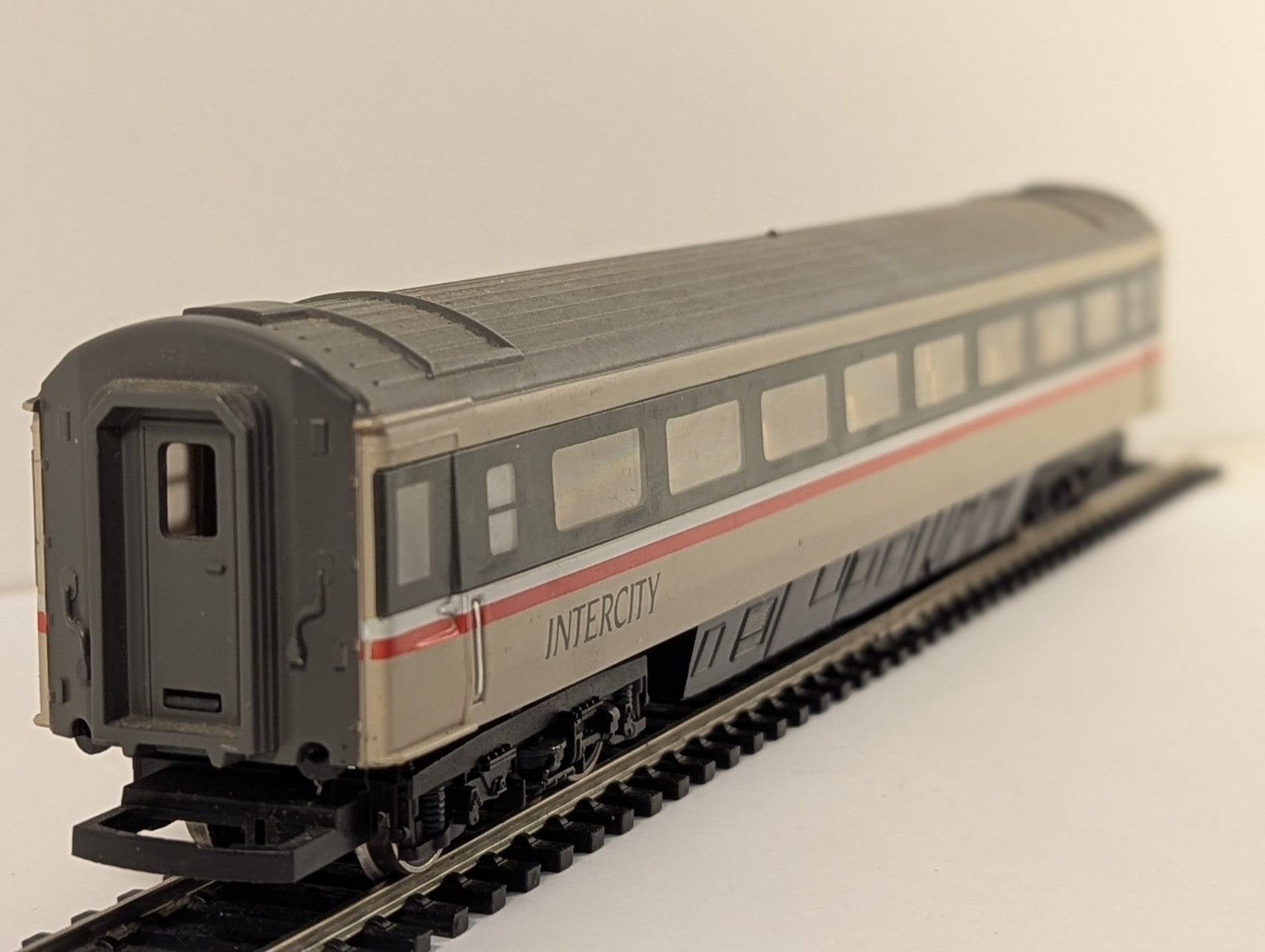 Hornby OO Gauge BR Mk3 Tourist Second Open (TSO) Passenger Coach 42