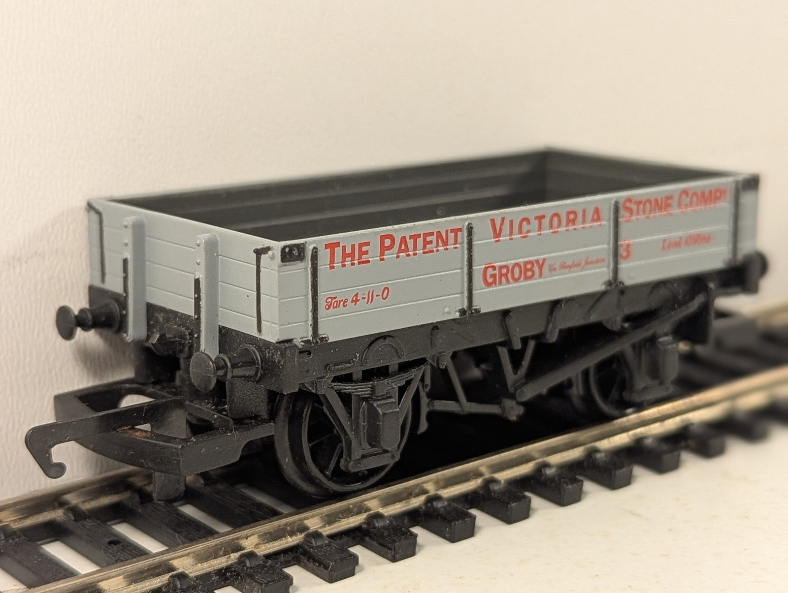 Hornby OO Gauge 5 Plank Wagon 'The Patent Victoria Stone Co. Groby' Goods Wagon