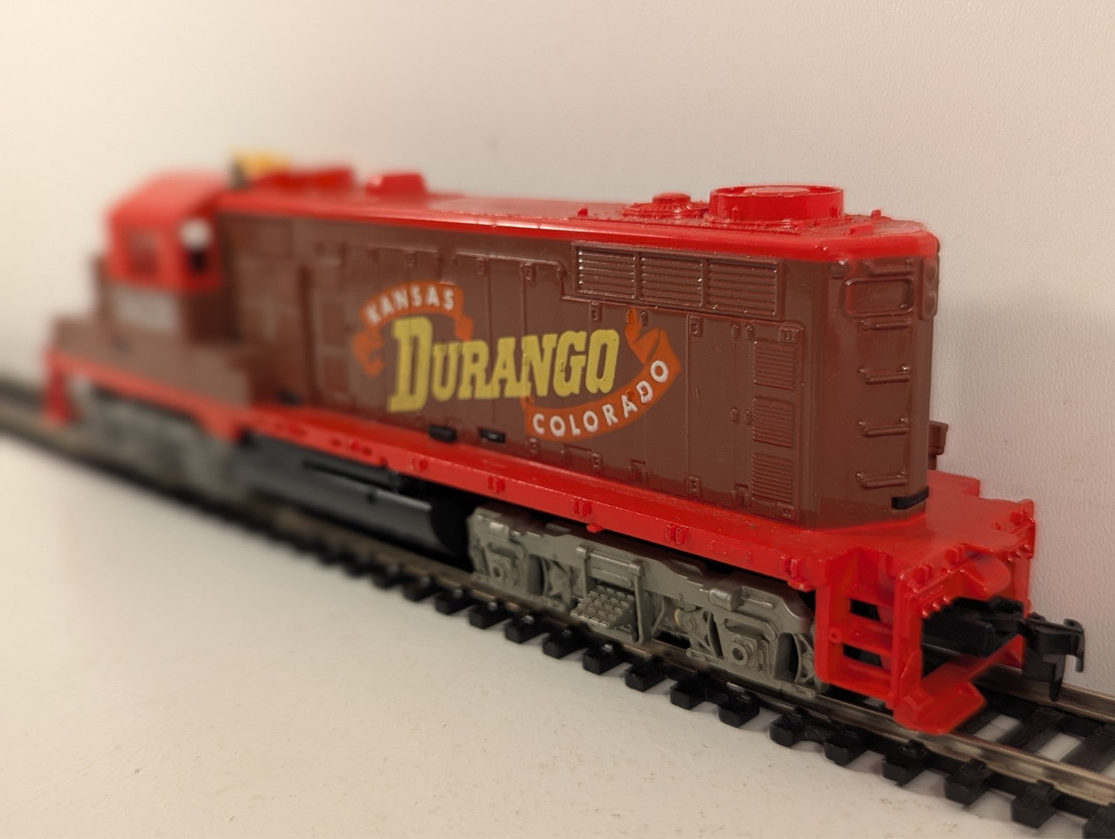 Tyco HO Gauge Durango GP20 Diesel Locomotive - Gear Split