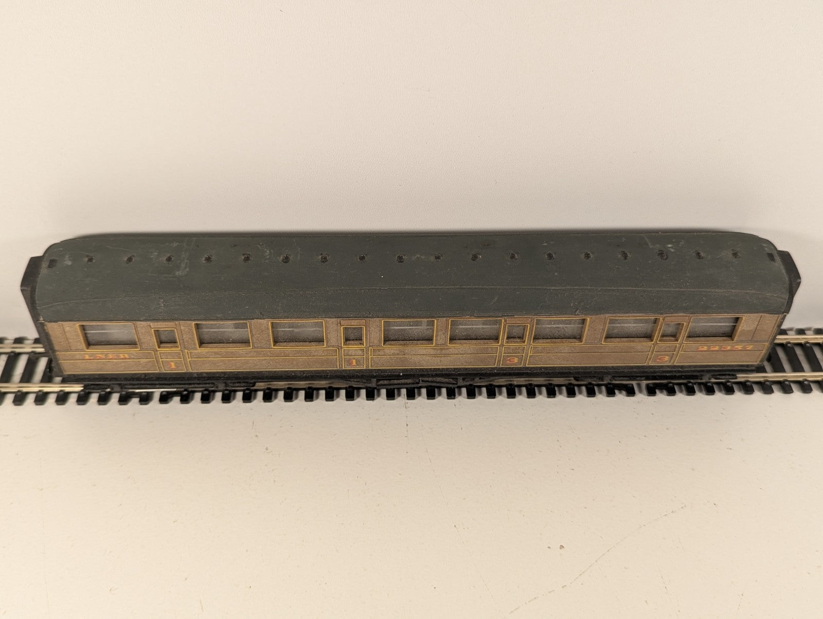 Hornby OO Gauge LNER Gresley Teak Coach – Repainted Roof