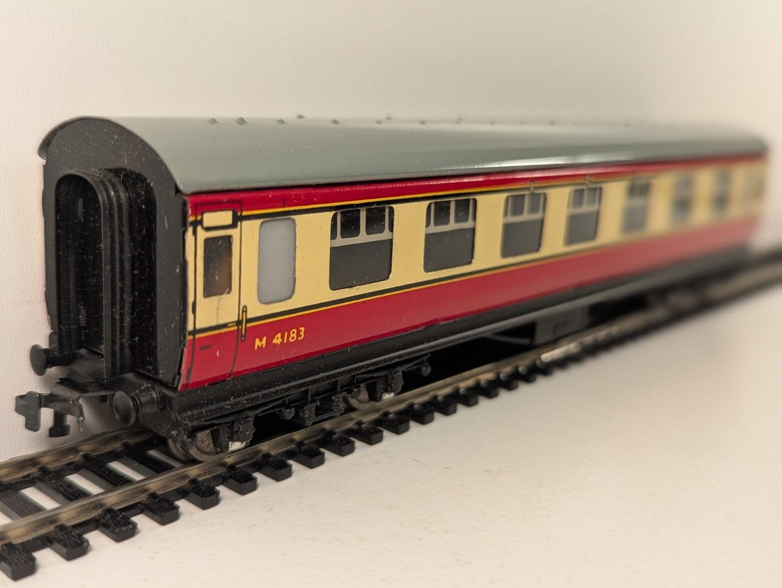 Hornby Dublo OO Gauge LMS Stanier Composite Corridor Coach M4183 Crimson & Cream