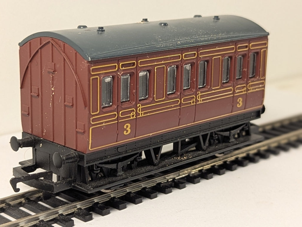 Hornby R468 OO Gauge LMS 4 Wheel Third Class Coach Maroon