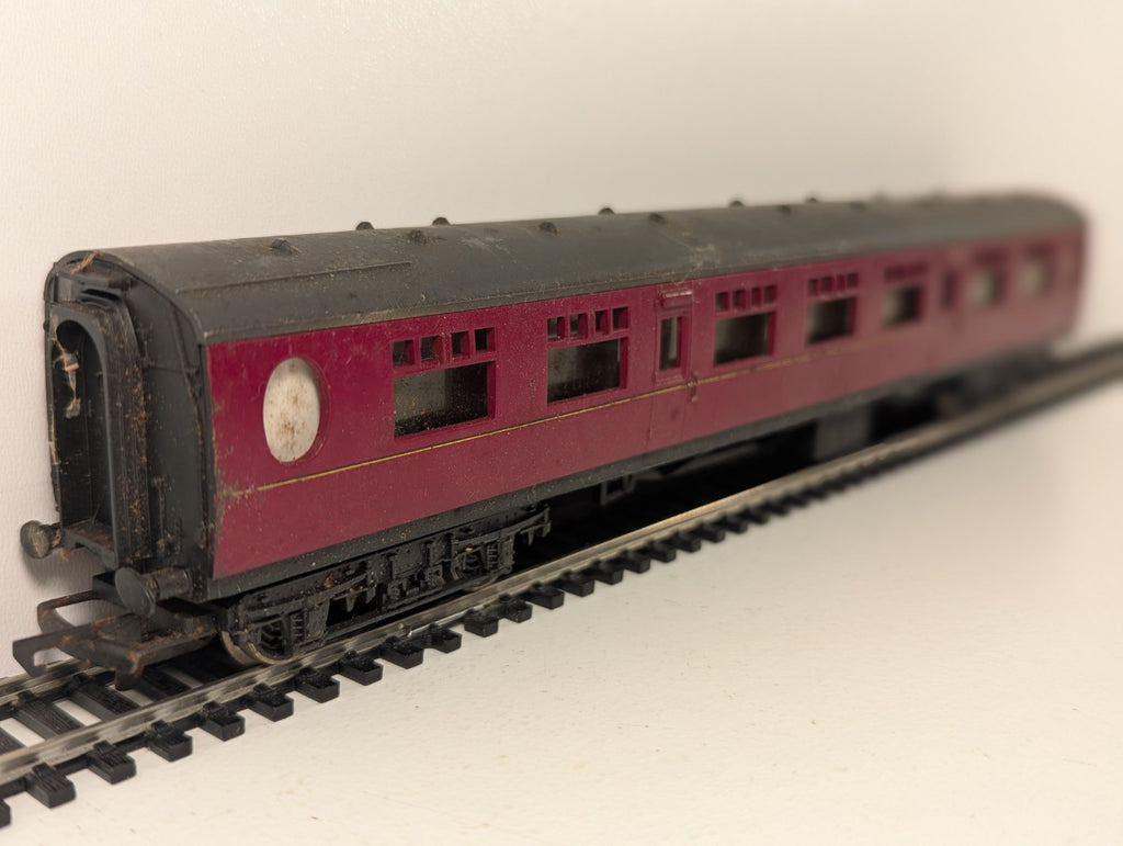 Hornby OO Gauge British Railways Composite Coach BR Maroon