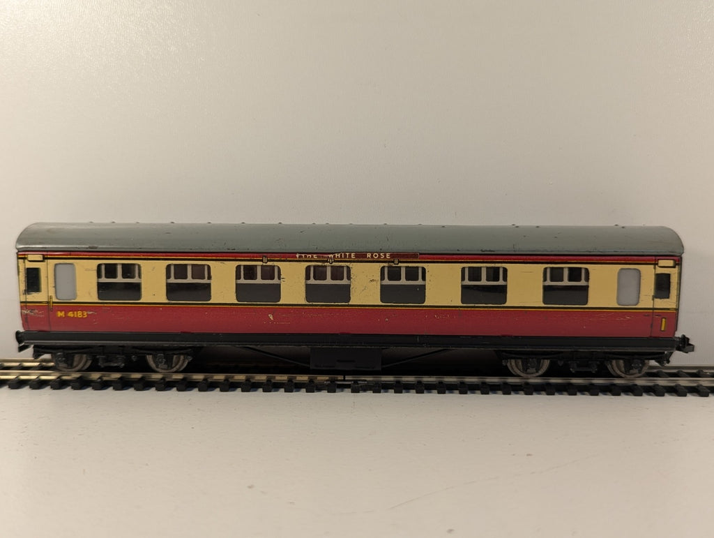 Hornby Dublo OO Gauge D12 First Class Corridor Coach "The White Rose"
