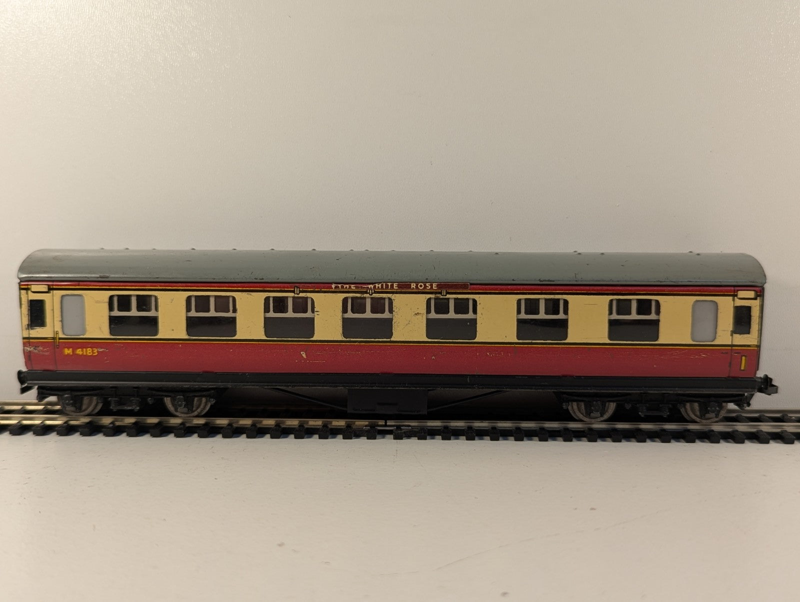 Hornby Dublo OO Gauge D12 First Class Corridor Coach "The White Rose"