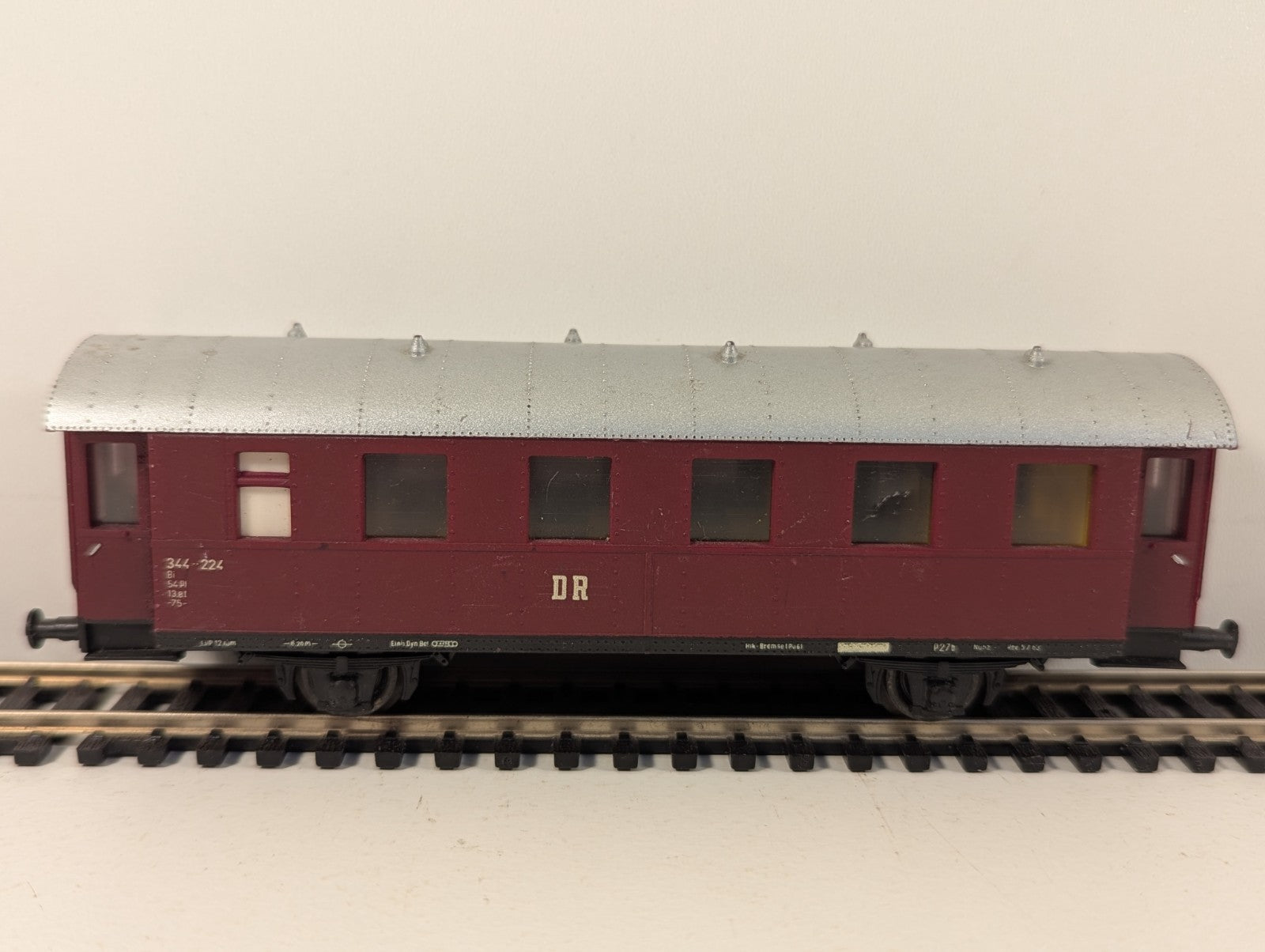 Piko HO Gauge Deutsche Reichsbahn Maroon Passenger Car Missing Couplings