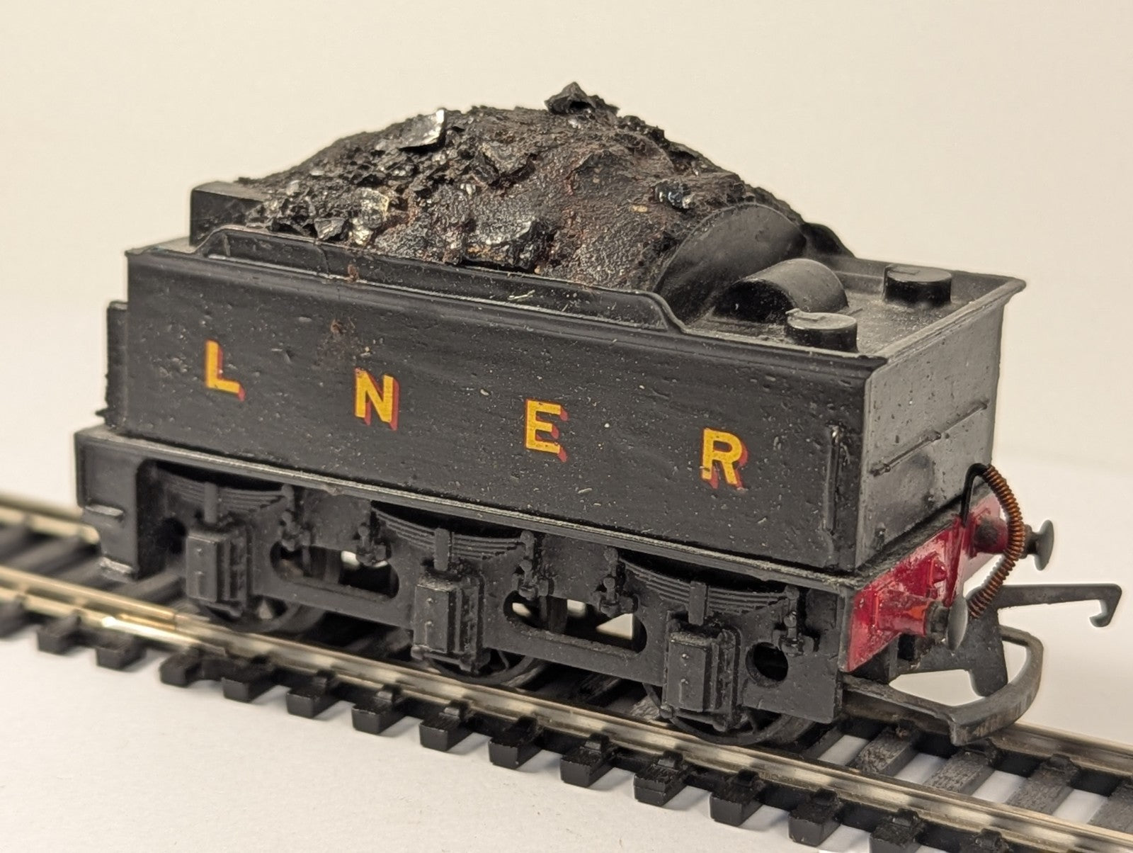 Mainline Class 2P 4-4-0 Steam Locomotive 40568 BR Black OO Gauge
