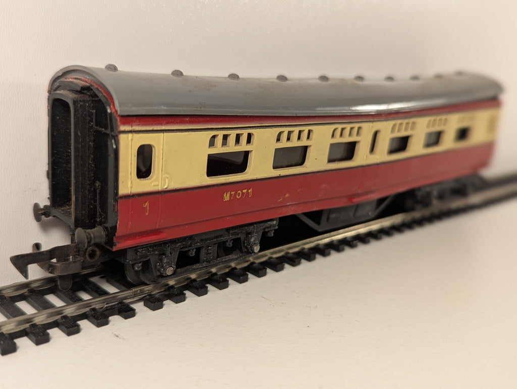 Tri-ang R21 OO/HO Gauge Passenger Coach M7071 – Blood & Custard Livery