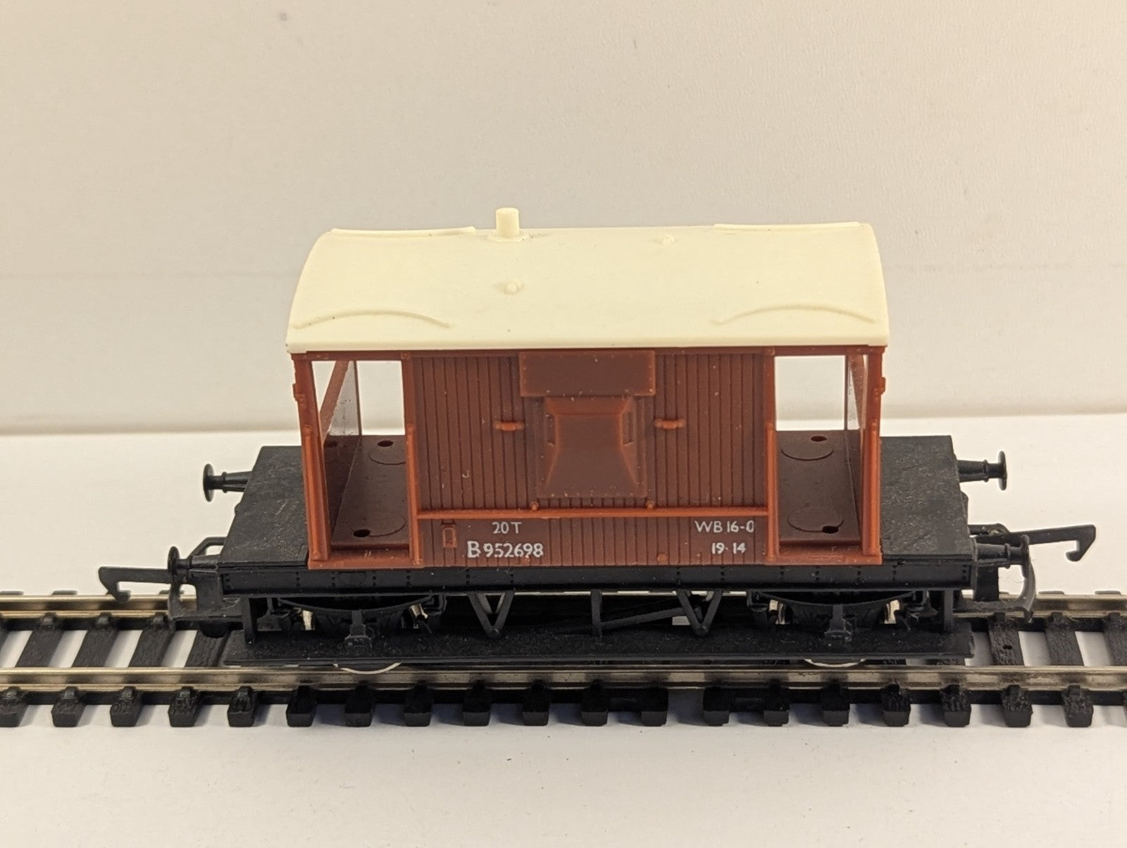 Hornby R124 OO Gauge BR 20 Ton Brake Van B952698