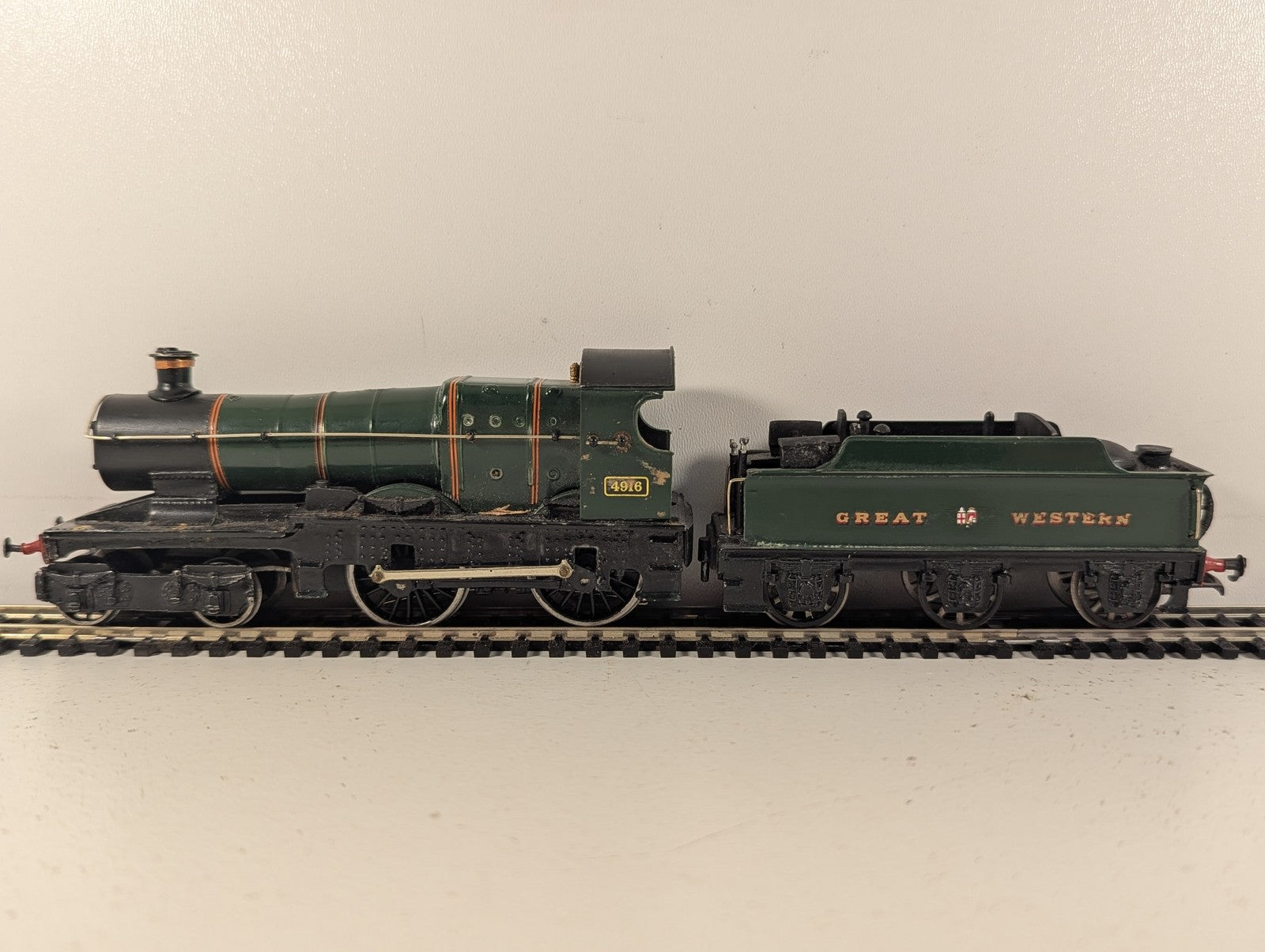 Kitbuilt OO Gauge GWR Outside Frame 4-4-0 Steam Locomotive 4916 GWR Green