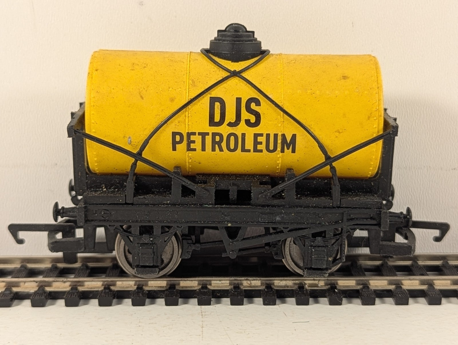 Hornby OO Gauge DJS Petroleum Tank Wagon Goods Wagon DJS Petroleum