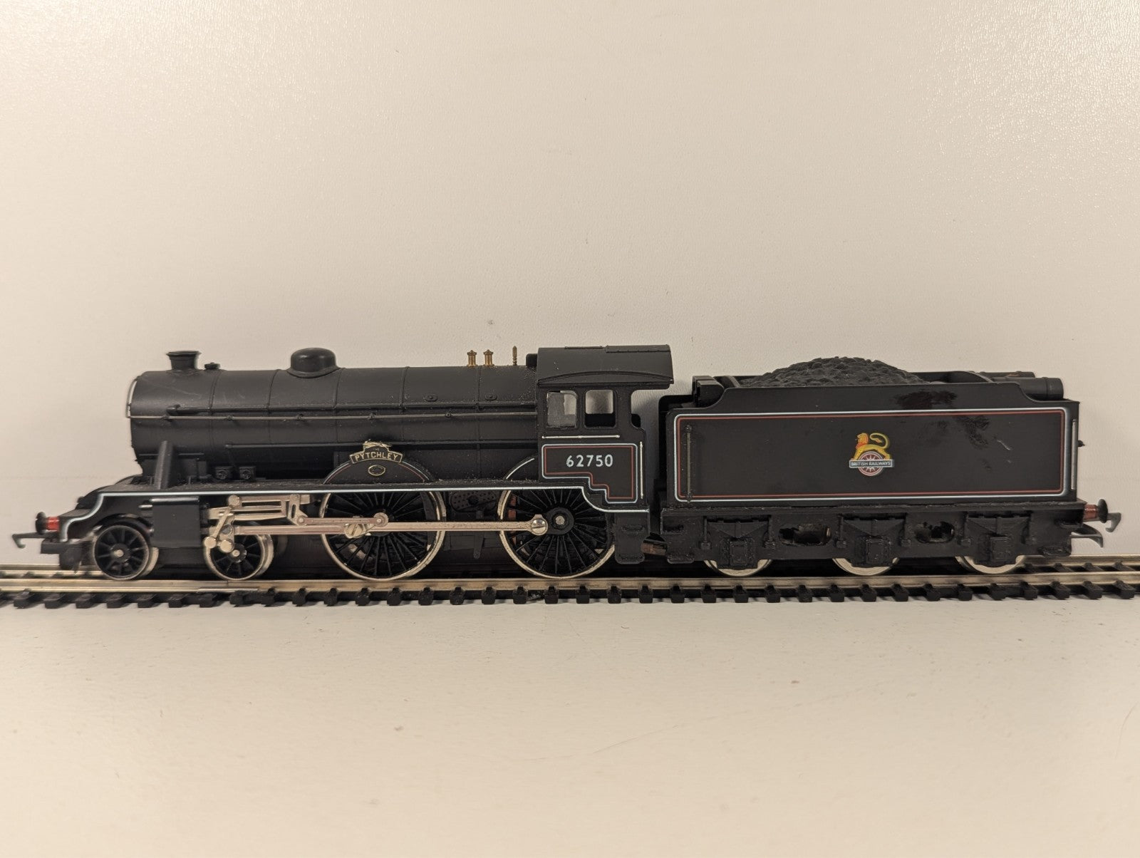 Hornby R860 OO Gauge D49/2 Hunt Class "Pytchley" Steam Locomotive