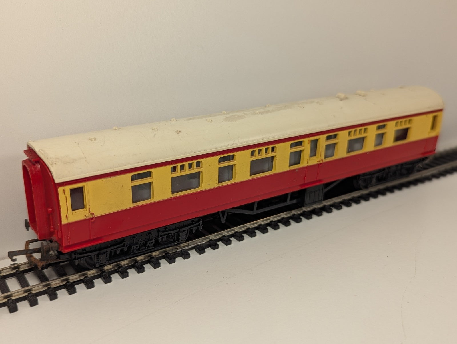 Tri-ang R29 BR Mainline Composite Coach – Crimson & Cream