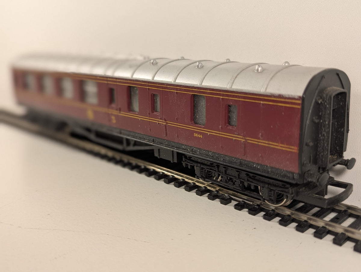 Hornby OO Gauge R475A LMS Brake Third Coach 5644 – Crimson Lake