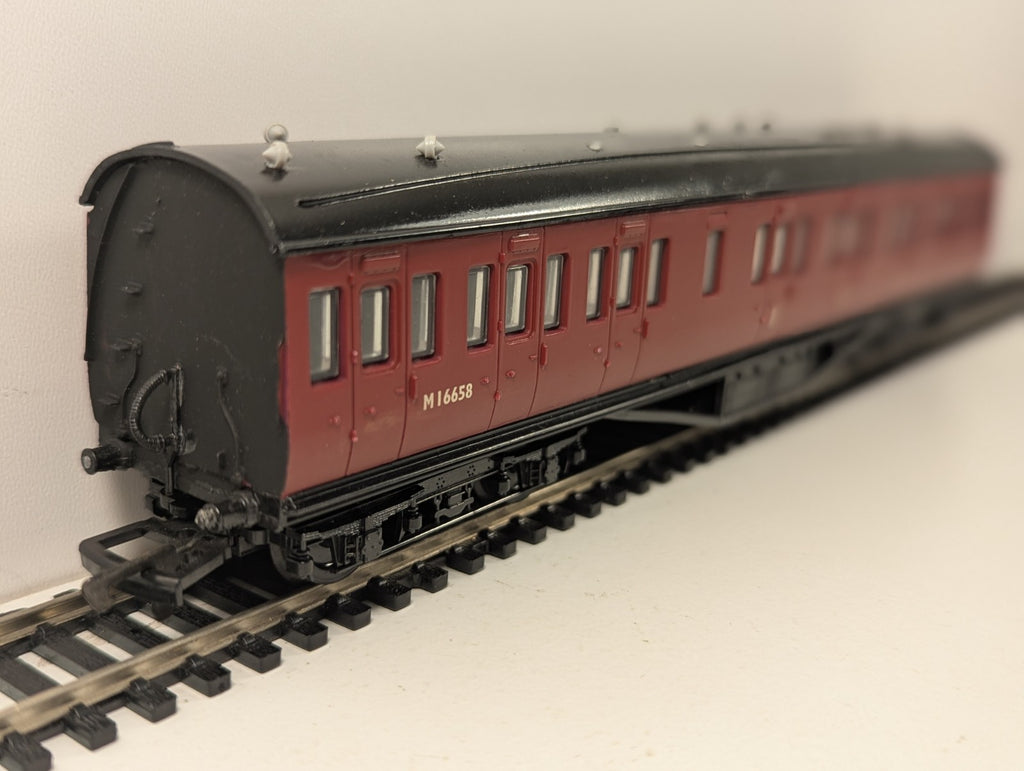 Dapol OO Gauge Stanier 57ft Brake Third M16658 BR Carmine – Lights