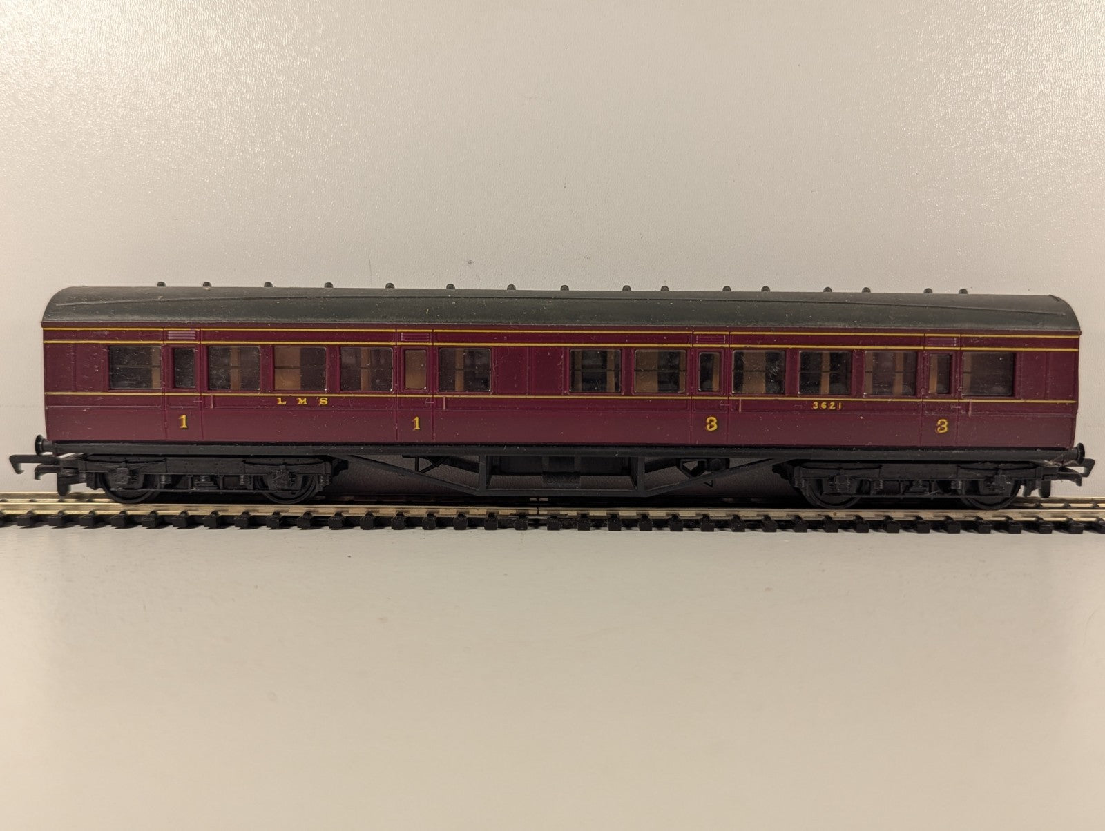 Mainline OO Gauge LMS 57ft Corridor Composite Coach Passenger Coach