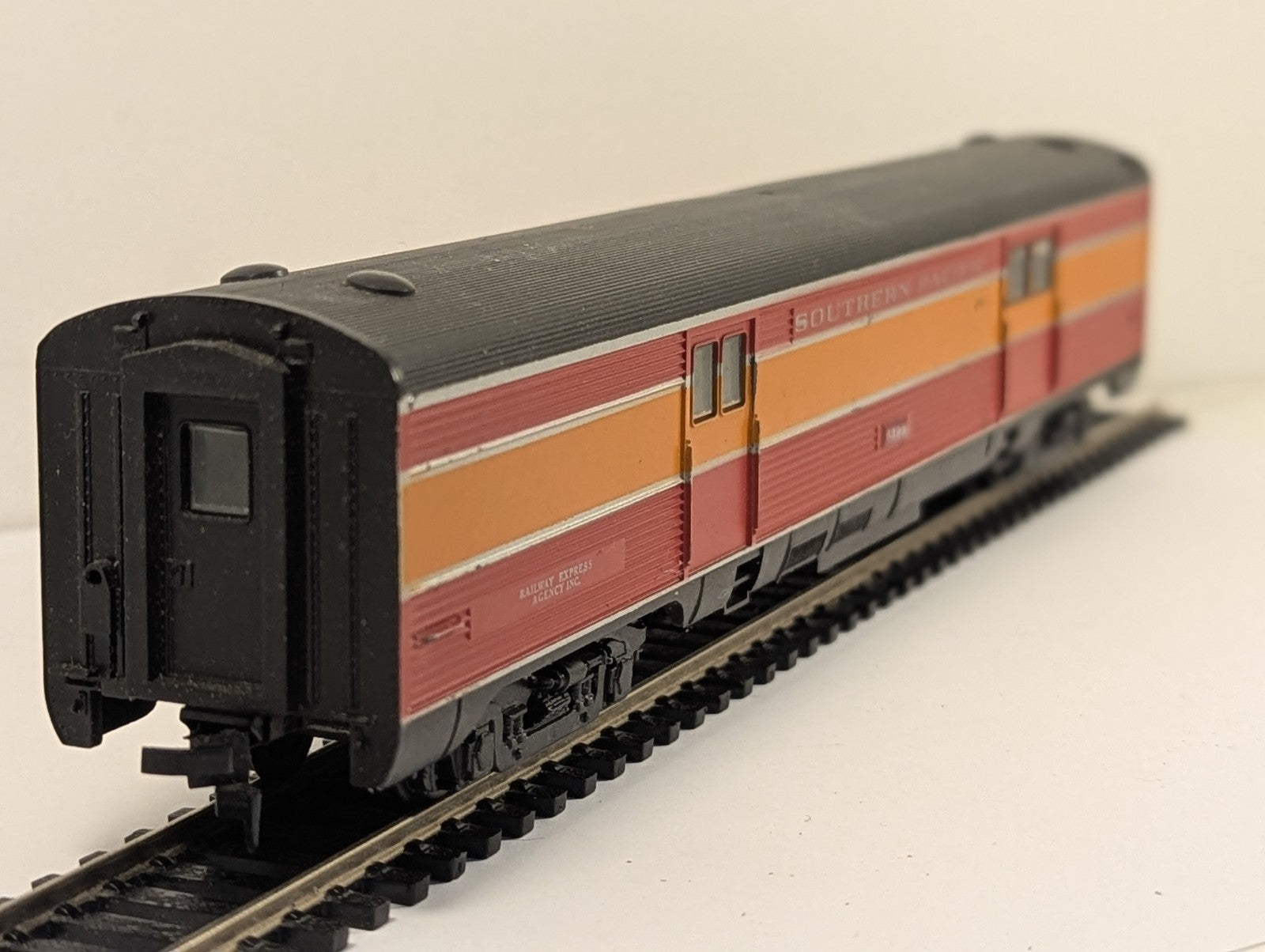 Con-Cor Southern Pacific Daylight Baggage Car 6599 HO Gauge