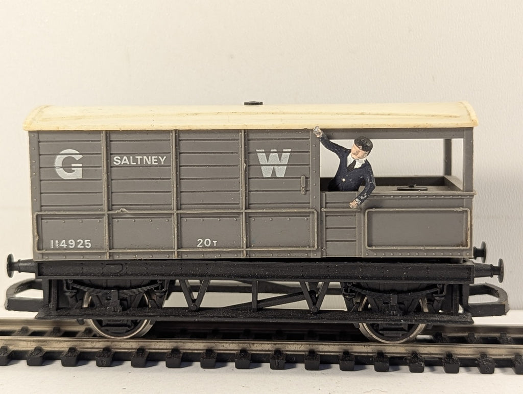 Hornby OO Gauge GWR 20t Toad Brake Van 'Saltney' 114925 GWR Grey R016