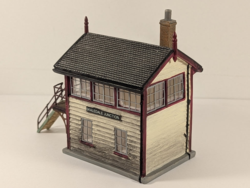 Hornby OO Gauge Skaledale Junction Signal Box Cream and Maroon R8224