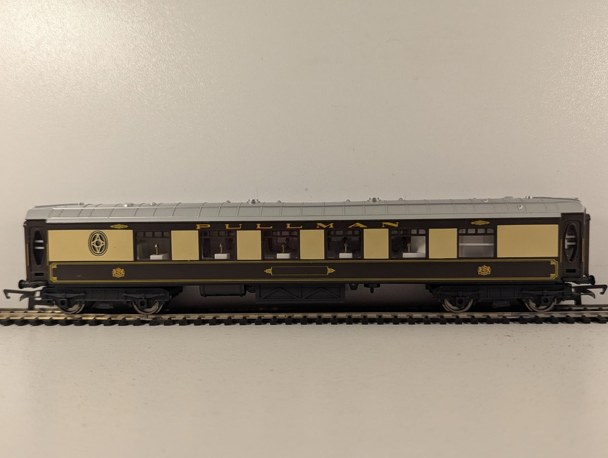 Hornby OO Gauge Pullman Parlour Car Passenger Coach Pullman Umber & Cream