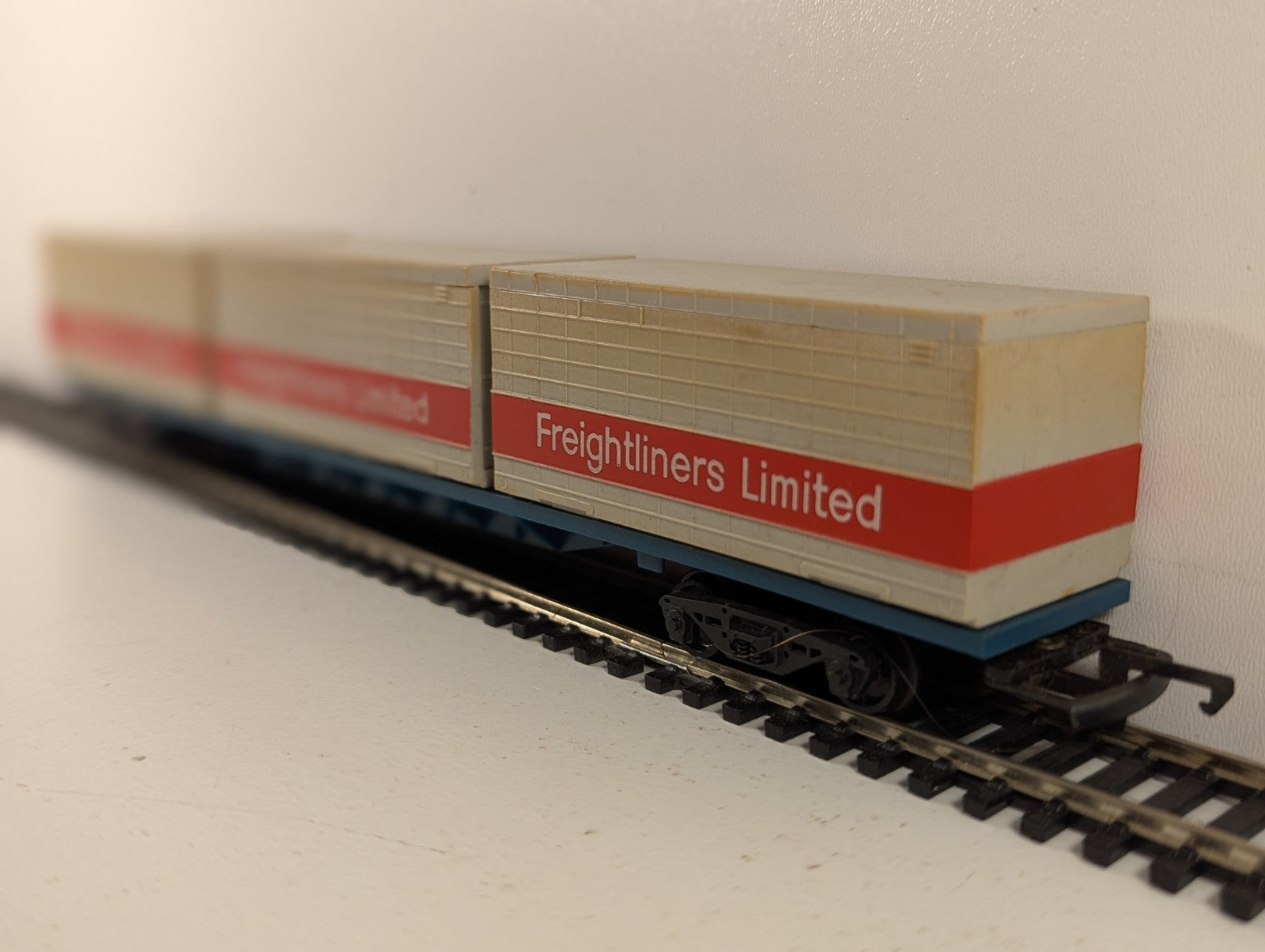 Hornby OO Gauge Freightliner Flat Wagon with Three Containers