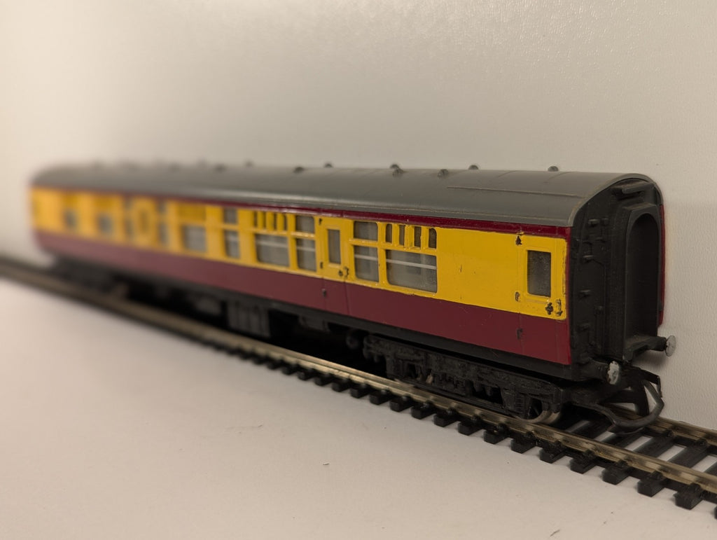 Tri-ang OO Gauge BR Composite Coach Passenger Coach BR Crimson and Cream R24