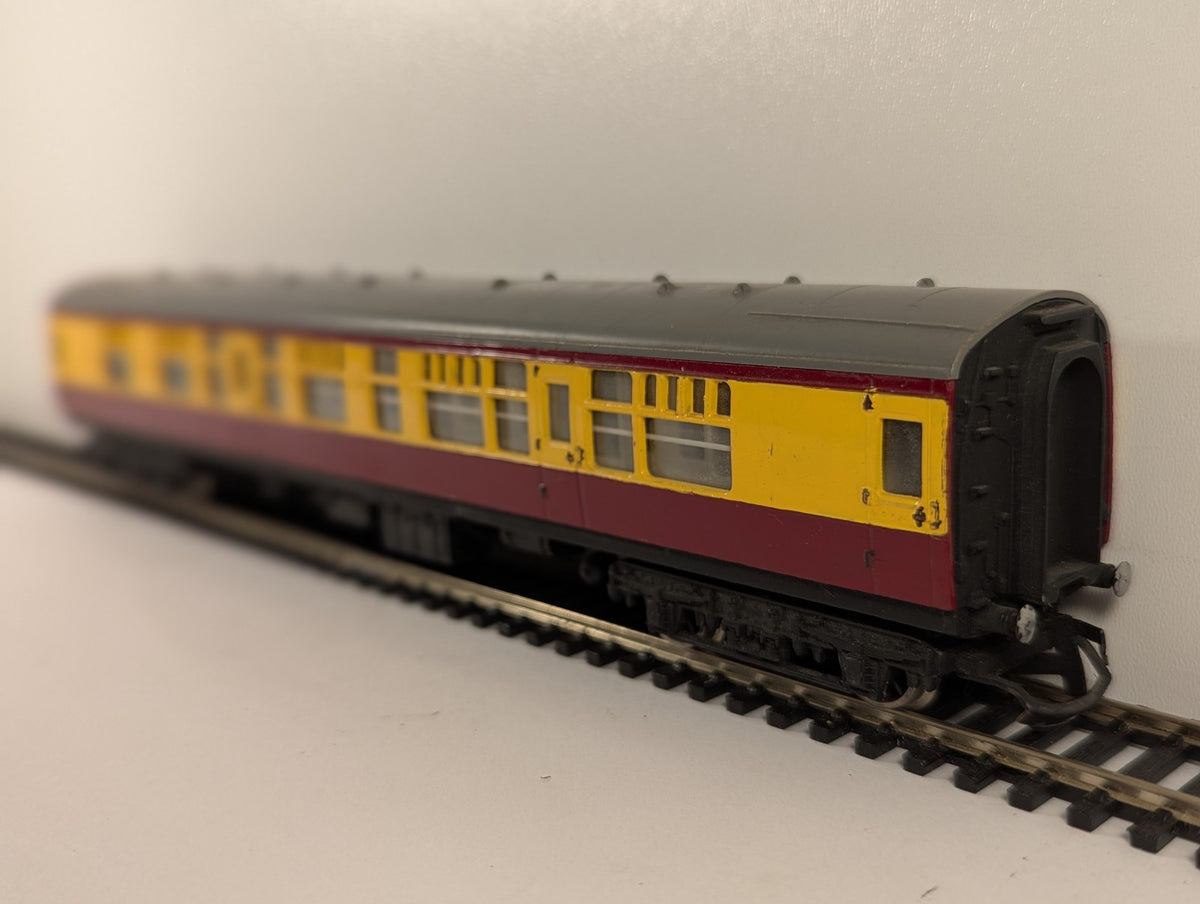 Tri-ang OO Gauge BR Composite Coach Passenger Coach BR Crimson and Cream R24